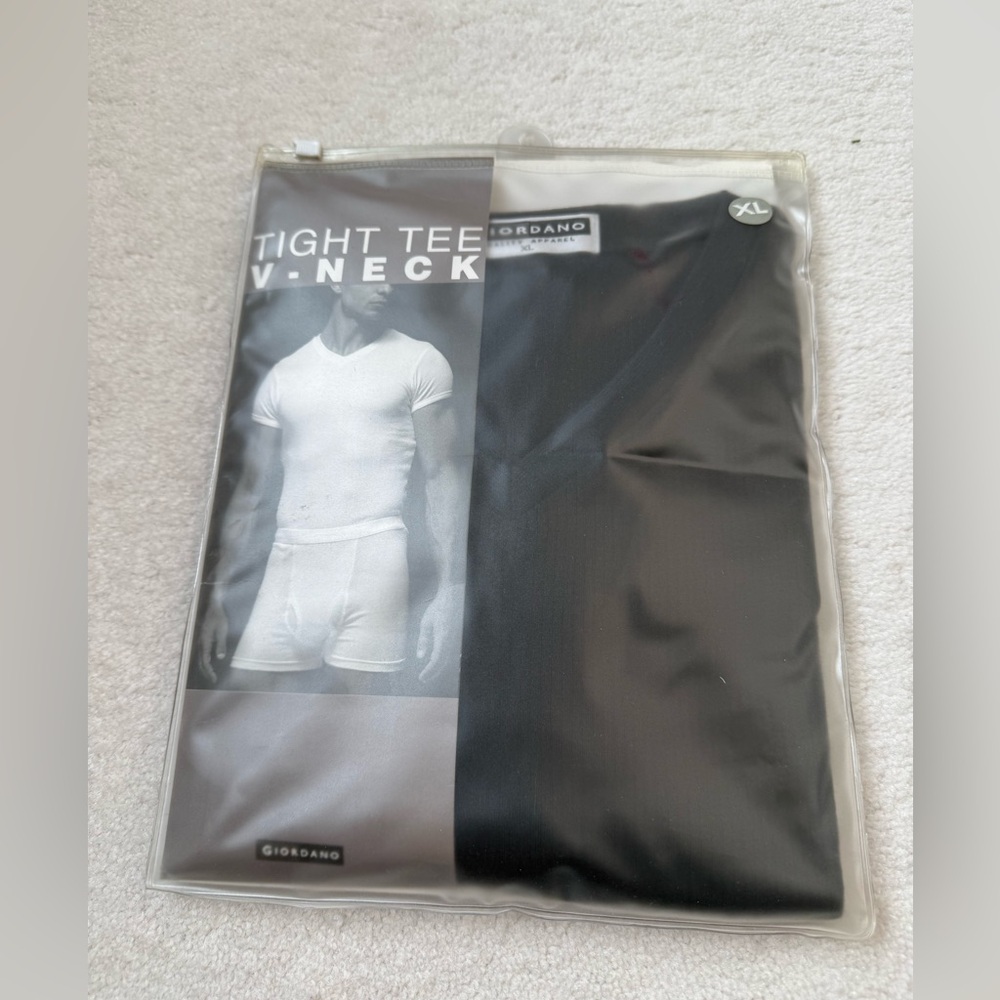 BNWT Men’s Giodano V-Neck T-Shirt